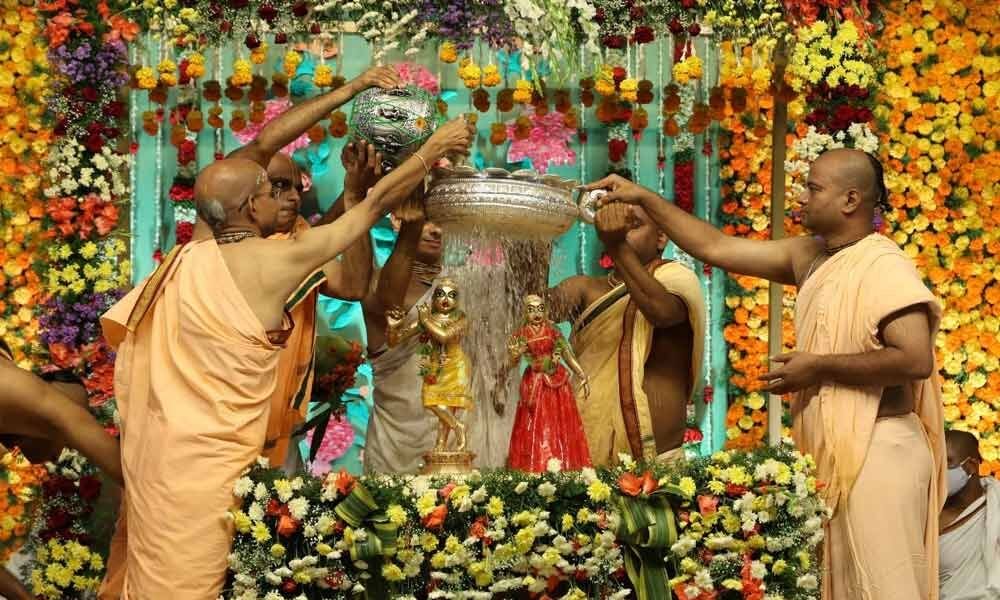 जन्माष्टमी पूजा विधि: भगवान कृष्ण के दिव्य जन्म का उत्सव मनाते हुए